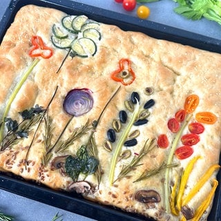 Focaccia mit Gemüseblumen