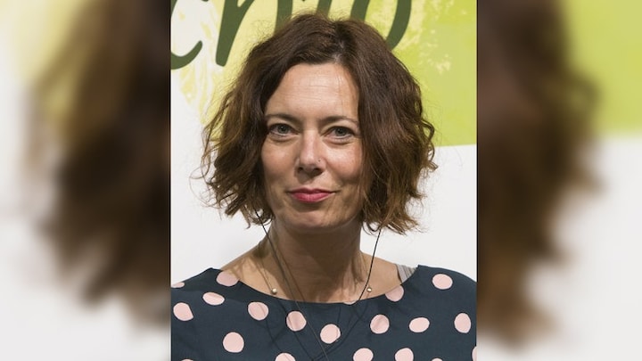 Autorin Eva Menasse blickt in die Kamera.