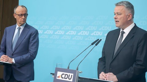 Bundeskanzler Friedrich Merz und der künftige Ministerpräsidenten Gordon Schnieder (beide CDU) bei einer Pressekonferenz.