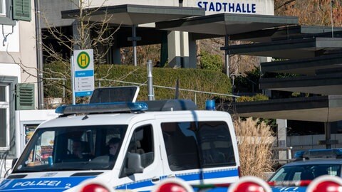 Absperrung und Polizeiautos vor dem Eingang der Stadthalle in Biberach