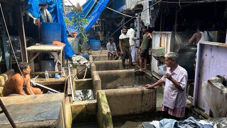 Mehr als 700 sog. Waschsteine gibt es in Dhobi Ghat. Wäschewaschen ist hier reine Männerarbeit.