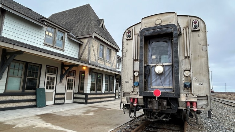 Ankunft in Churchill. Der Zug fährt rückwärts ein, da Loks hier nicht wenden können.