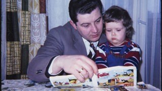 Vater liest 1956 Kind aus einem Comic vor: 1955 hatte der Bundesgerichtshof (BGH) geurteilt: Comics, loange als Schund verschrien, sind nicht per se jugendgefährdend