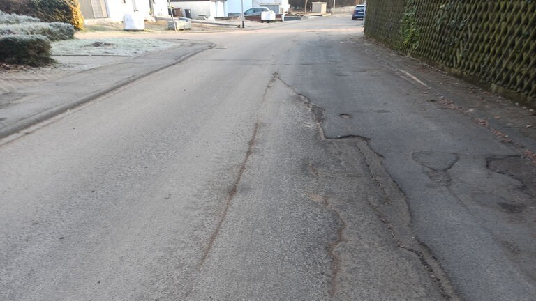 In der Pestalozzistraße in Fürfeld (Kreis Bad Kreuznach) gibt es auch einige Straßenschäden.