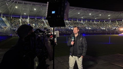 SWR-Reporter Simon Hartmann bei einer Live-Schalte für SWR Aktuell