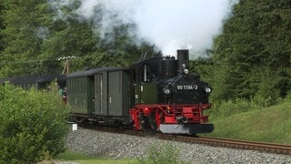 Ein Museumszug auf der Preßnitztalbahn, gezogen von einer Dampflok der sächsischen Gattung IV K.