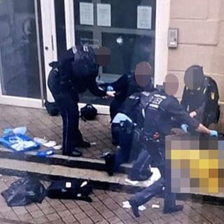 In der Rathausstraße in Tuttingen kommt es zu einem Polizeieinsatz, Einsatzkräfte sind vor Ort.