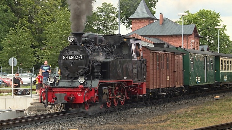 Schmalspur-Romantik pur kann man jeden Tag auf Rügen erleben, beim „Rasenden Roland“. Die Rügensche Bäderbahn wird seit 2008 von der PRESS betrieben.