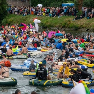 Partystimmung auf der Donau - das Nabada wollen sich viele nicht entgehen lassen und steigen dabei selbst ins Boot. So voll wars 2023 - auch dieses Mal rechnen die Veranstalter wieder mit einer Donau, auf der sich viele kleine und große bunten Boote tummeln.