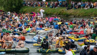 Partystimmung auf der Donau - das Nabada wollen sich viele nicht entgehen lassen und steigen dabei selbst ins Boot. So voll wars 2023 - auch dieses Mal rechnen die Veranstalter wieder mit einer Donau, auf der sich viele kleine und große bunten Boote tummeln.