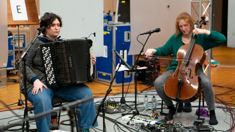  die Akkordeonistin Artemis Vavatsika und die Cellistin Elisabeth Coudoux