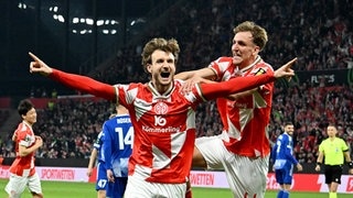 Stefan Posch von Mainz 05 bejubelt sein Tor gegen Olmütz. 