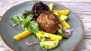 Frikadellen mit Kartoffel-Gurkensalat und Zwiebelchutney
