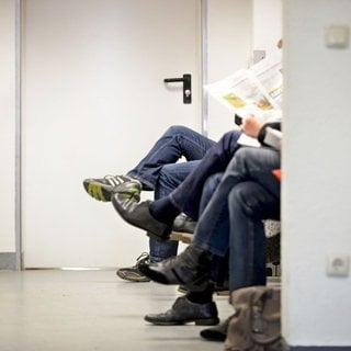 Volle Wartezimmer überall: Die Suche nach einem Hausarzt oder einer Fachärztin kann nervenzehrend sein, viele Praxen sind überlastet. (Symbolbild)