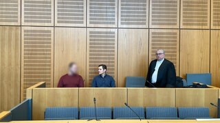 Drei Männer im Landgericht Mainz. Der links sitzende Angeklagte ist vom Vorwurf des Totschlags im Mainzer Hartenbergpark freigesprochen worden.