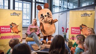 Nina Heuser und die Maus vor Kindern