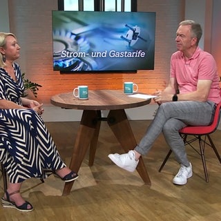 Expertin und Moderator sitzen im Studio und sind im Gespräch miteinander