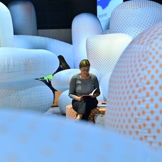 Besucherin im Gastlandpavillon Tschechien auf der Frankfurter Buchmesse 2026