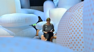 Besucherin im Gastlandpavillon Tschechien auf der Frankfurter Buchmesse 2026