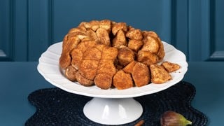 Monkey Bread auf einer Tortenplatte angerichtet. Ein SWR1 Pfännle-Rezept zum Motto "Bock auf Brot".