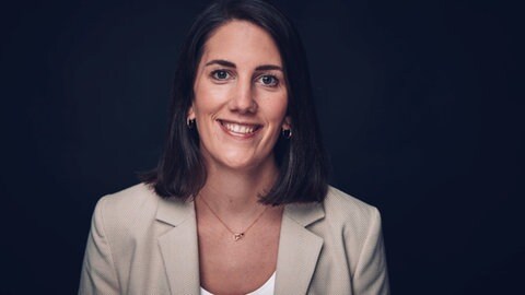 Selina Reuland unterstützt als zentrale psychologische Leitung des MEDIAN Reha-Zentrums Bernkastel-Kues die psychotherapeutische Weiterbildung, trotz ungeklärter Finanzen.
