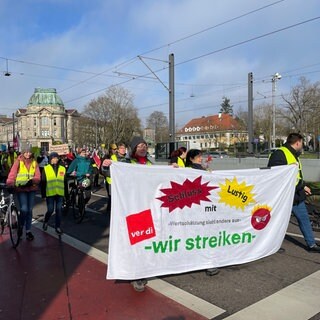 Streikende liefen in einem Demonstrationszug zum Karlsruher Marktplatz