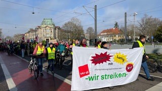 Streikende liefen in einem Demonstrationszug zum Karlsruher Marktplatz
