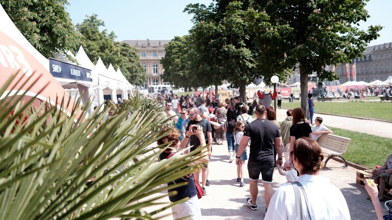 Mehr als 100.000 Menschen auf der Festivalmeile bei dem SWR Sommerfestival Stuttgart
