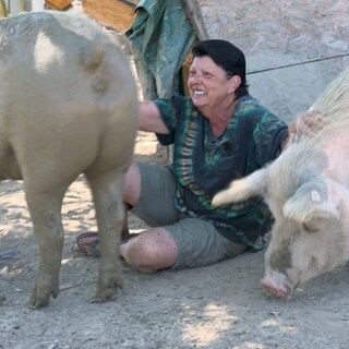 Silke Arnold streichelt zwei ihrer Schweine.