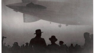 Der Zeppelin LZ 126 steigt im Nebel auf, Aufnahme aus dem Zeitraum 1924 - 1933. LZ126 wurde für das US-Militär gebaut. Nach der Fertigstellung wurde es von Friedrichshafen nach Lakehurst, New Jersey, geflogen. Das Luftschiff erhielt die Bezeichnung ZR-3 und den Namen USS "Los Angeles" und blieb bis zu seiner Demontage im Jahr 1940 im Dienst. Ein Foto aus: Zeppelin-Weltfahrten. Vom ersten Luftschiff 1899 bis zu den Fahrten des LZ127 Graf Zepplin 1932, Dresden, 1933. 