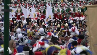 Viele Gardisten und Musikanten in Mainz