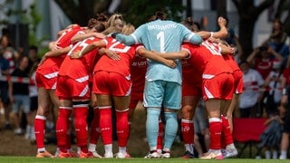 Die Spielerinnen des Mainz 05 stehen in einem Teamkreis.