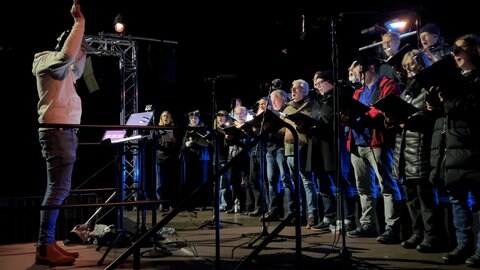 Der Motettenchor der Münsterkantorei Ulm bei der Generalprobe für die "Sound Bridges" - die Sängerinnen und Sänger sind in zwei Ensembles aufgeteilt. Sie stehen sich auf zwei Bühnen gegenüber.