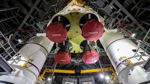 SLS Rakete zwischen den beiden Feststoffraketen-Boostern