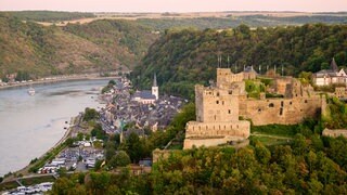 Romantisches Mittelrheintal: Burg Rheinfels liegt am Hang in der Abendsonne, direkt am Rhein der Ort St. Goar.