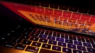 Die Tastatur und der Bildschirm eines Laptops: Das Cybercrime-Zentrum Baden-Württemberg in Karlsruhe und die Kriminalpolizei Aalen ermitteln gegen einen Mann wegen schwerem sexuellen Missbrauchs von Kindern. (Symbolbild)