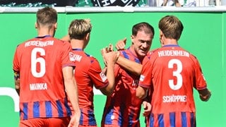 Der 1. FC Heidenheim bejubelt den Führungstreffer in Fürth