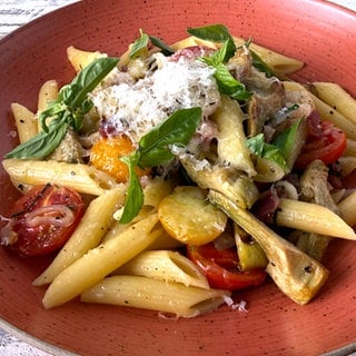 Penne mit Baby-Artischocken, Tomaten und Speck