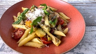 Penne mit Baby-Artischocken, Tomaten und Speck