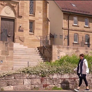 Sonja in Auenwald vor einer Kirche
