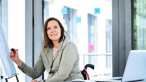 Frau im Rollstuhl