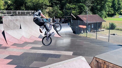 Flugeinlagen mit dem Fahrrad - die BMX-Athleten zeigen in Birresborn in der Eifel, was sie drauf haben. Bei der Deutschen Meisterschaft kommt es auf Details an.