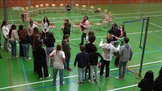 Schüler*innen in Turnhalle