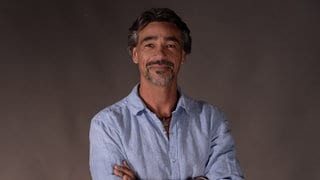 Coach und Autor Küper schaut in die Kamera. Er ist der Meinung: Der Schlüssel zum Glück ist Zeit.