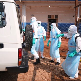 Medizinisches Personal desinfiziert einen Krankenwagen im Ebola-Behandlungszentrum des Allgemeinen Krankenhauses von Bunia.