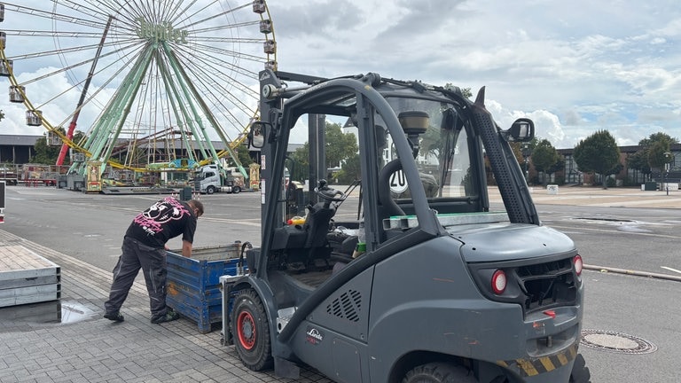 Die Aufbauarbeiten für den Dürkheimer Wurstmarkt laufen schon.