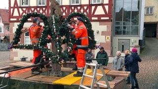 Ein Osterbrunnen in Külsheim wird geschmückt.