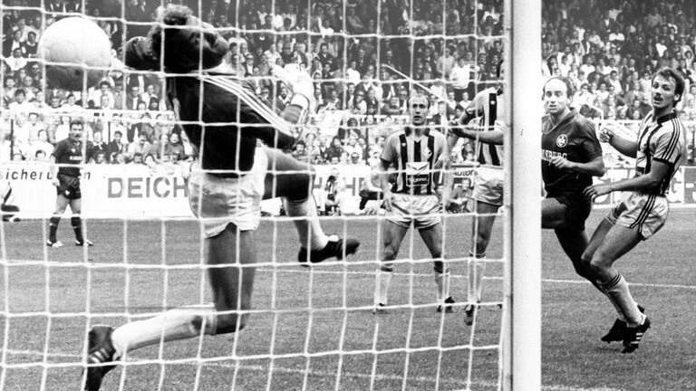 Das Tor zum 2:2 im Spiel FCK vs. SVW am 27.09.1986