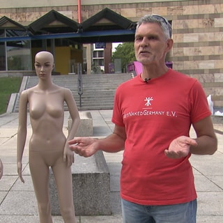 Sprecher von Get Naked Germany e.V. vor dem Haus der Geschichte in Stuttgart
