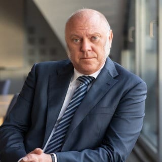 Verbandsfunktionär und Sozialexperte Ulrich Schneider schaut direkt in die Kamera.